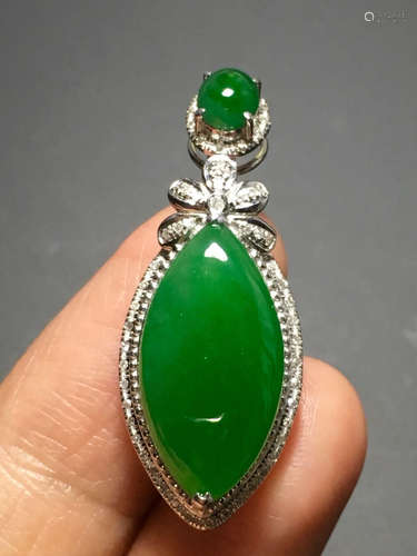 AN ICY ZHENGYANG GREEN HORSE EYE SHAPED JADEITE PENDANT