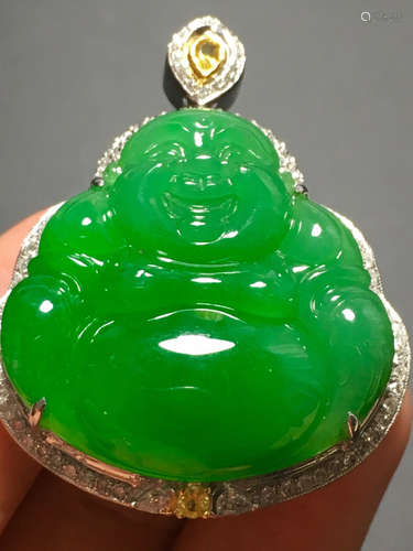 AN ICY ZHENGYANG GREEN BUDDHA SHAPED JADEITE PENDANT