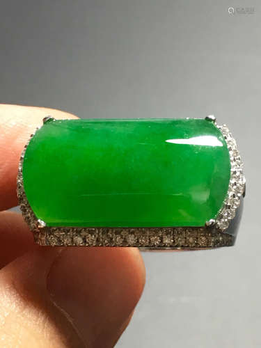 AN ICY ZHENGYANG GREEN SADDLE SHAPED JADEITE RING