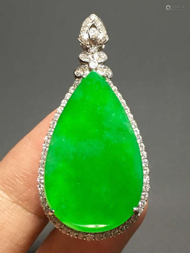 AN ICY ZHENGYANG GREEN WATER DROP SHAPED JADEITE EARRING