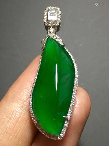 AN ICY ZHENGYANG GREEN JADEITE PENDANT