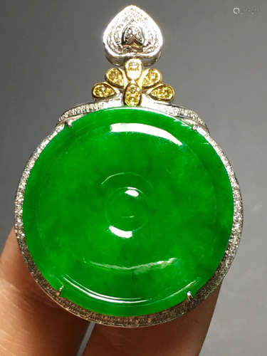 AN ICY ZHENGYANG GREEN BEANS SHAPED JADEITE PENDANT