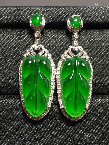 AN ICY ZHENGYANG GREEN LEAVE SHAPED JADEITE EARRING