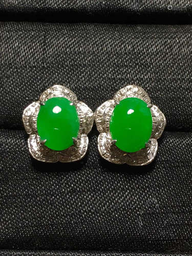 AN ICY ZHENGYANG GREEN JADEITE EARRING