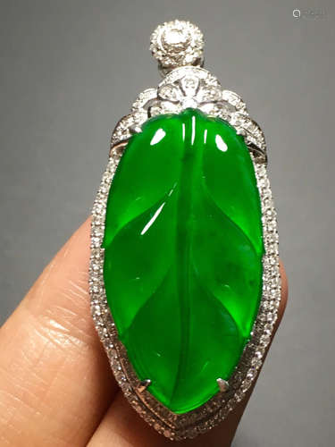 AN ICY ZHENGYANG GREEN LEAVES JADEITE PENDANT