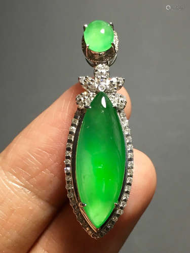 AN ICY ZHENGYANG GREEN HORSE EYE SHAPED JADEITE PENDANT