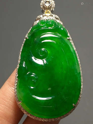 AN ICY ZHENGYANG GREEN RUYI JADEITE PENDANT