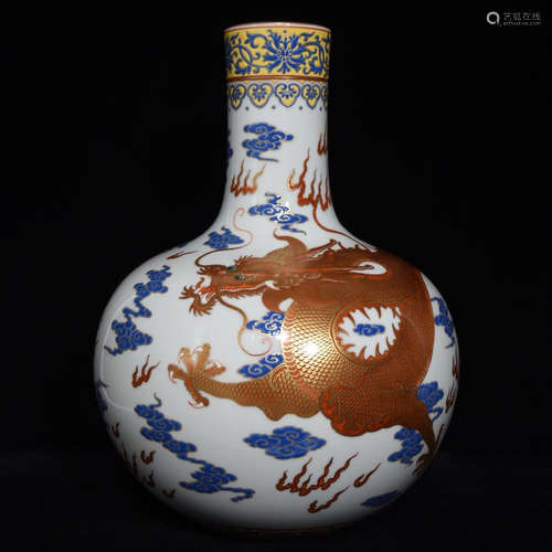 A QIANLONG MARK ALUM RED-GALZED BOTTLE VASE WITH DRAGON PATTERN