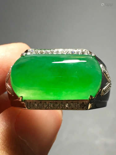 AN ICY ZHENGYANG GREEN SADDLED SHAPED JADEITE RING