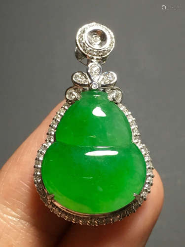 AN ICY ZHENGYANG GREEN GROUD SHAPED JADEITE PENDANT