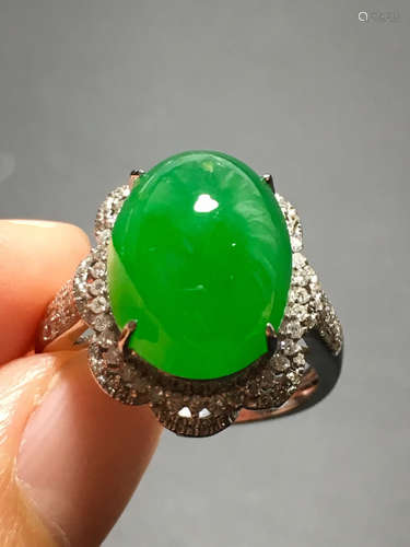 AN ICY ZHENGYANG GREEN JADEITE RING