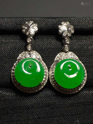 AN ICY ZHENGYANG GREEN BUTTON SHAPED JADEITE EARRING