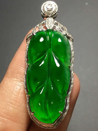 AN ICY ZHENGYANG GREEN LEAVES JADEITE PENDANT