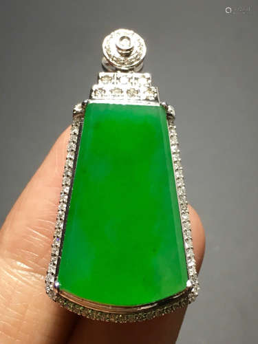 AN ICY ZHENGYANG GREENJ JADEITE PENDANT