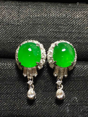 AN ICY ZHENGYANG GREEN JADEITE STUD EARRING