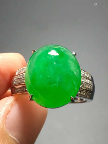 AN ICY ZHENGYANG GREEN JADEITE RING