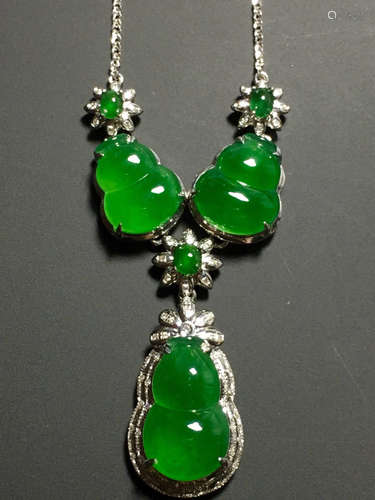 AN ICY ZHENGYANG GREEN JADEITE NECKLACE