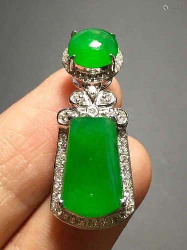 AN ICY ZHENGYANG GREEN JADEITE PENDANT