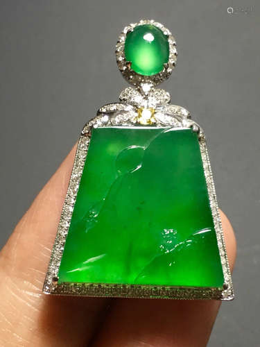 AN ICY ZHENGYANG GREEN JADEITE PENDANT