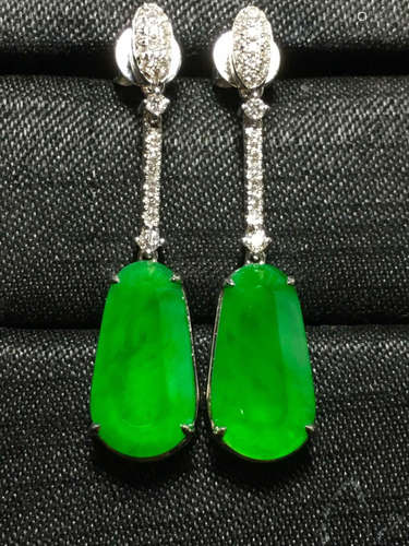 AN ICY ZHENGYANG GREEN JADEITE EARRING