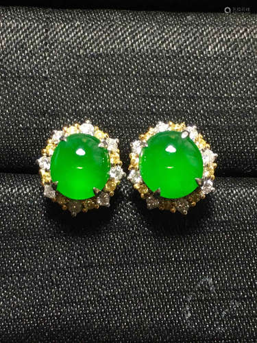 AN ICY ZHENGYANG GREEN JADEITE STUD EARRING