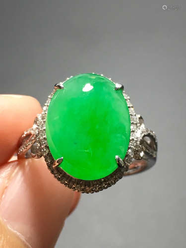 AN ICY ZHENGYANG GREEN JADEITE RING