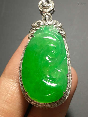 AN ICY ZHENGYANG GREEN RUYI JADEITE PENDANT