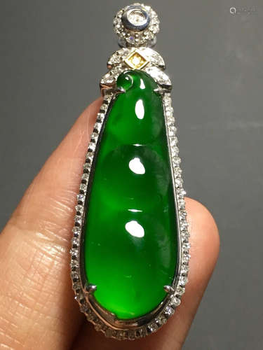 AN ICY ZHENGYANG GREEN BEANDS SHAPED JADEITE PENDANT