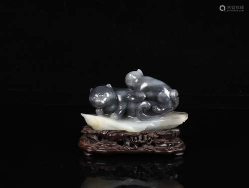 A HETIAN JADE BEAST SHAPED ORNAMENT