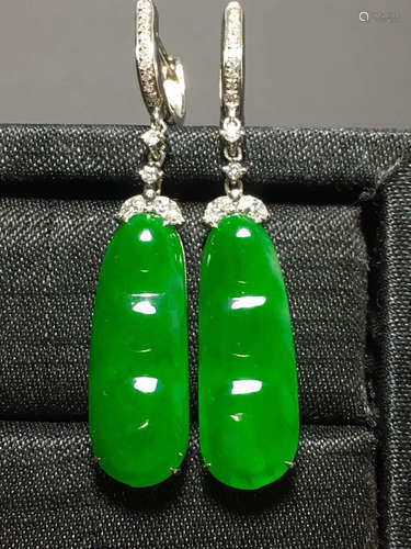 AN ICY ZHENGYANG GREEN BEANDS SHAPED JADEITE EARRING