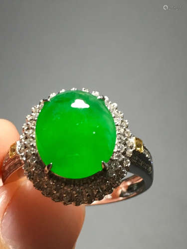 AN ICY ZHENGYANG GREEN JADEITE RING