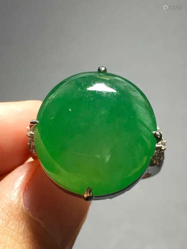 AN ICY ZHENGYANG GREEN JADEITE RING