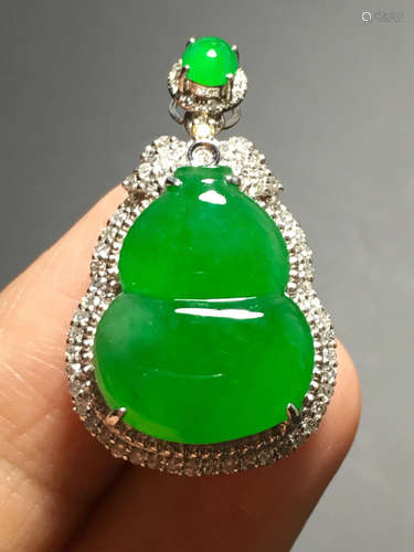 AN ICY ZHENGYANG GREEN GROUD SHAPED JADEITE NECKLACE