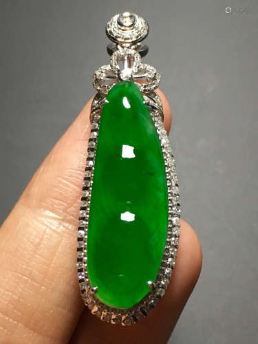 AN ICY ZHENGYANG GREEN BEANS SHAPED JADEITE PENDANT