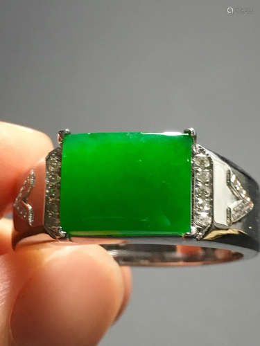 AN ICY ZHENGYANG GREEN SQUARE SHAPED JADEITE RING