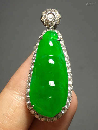 AN ICY ZHENGYANG GREEN BEANDS SHAPED JADEITE PENDANT