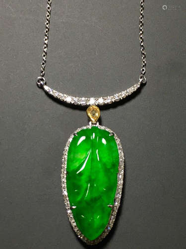 AN ICY ZHENGYANG GREEN LEAVES SHAPED JADEITE NECKLACE