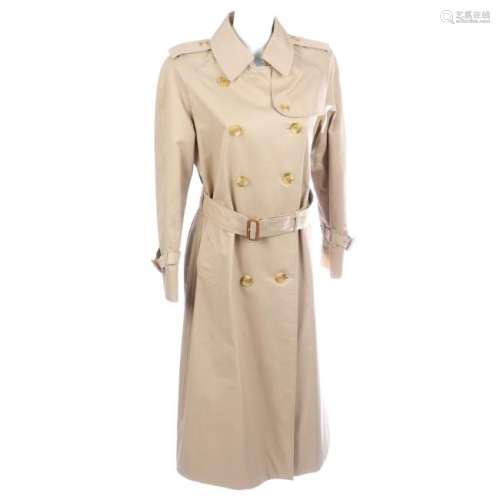 BURBERRY - a women's classic trench coat. Designed with