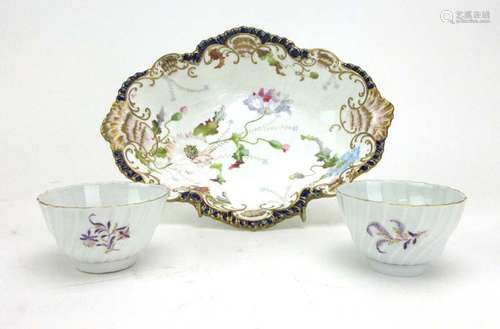 A pair of 19th century New Hall-type tea bowls decorated in puce with floral sprays, d.