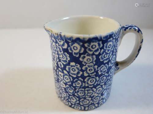 UNION CASTLE LINE: A BLUE FLORAL PATTERN JUG, CIRCA 1910