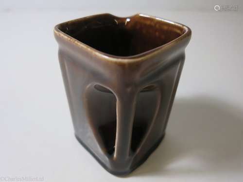 CUNARD WHITE STAR: A THIRD CLASS BROWN GLAZE CHINA CUBE JUG BY CLEWS & CO. LTD. TUNSTALL, CIRCA