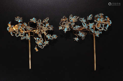 PAIR OF GOLD HAIRPINS