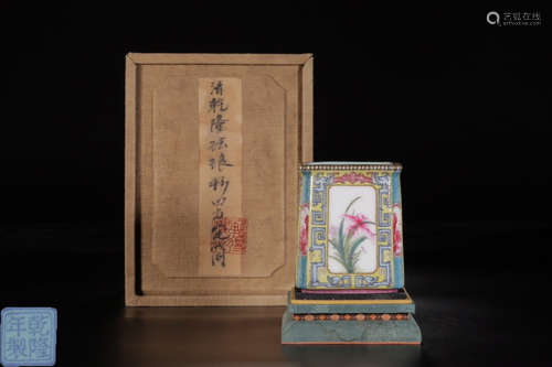 A QIANLONG MARK ENAMELED SQUARE PEN HOLDER