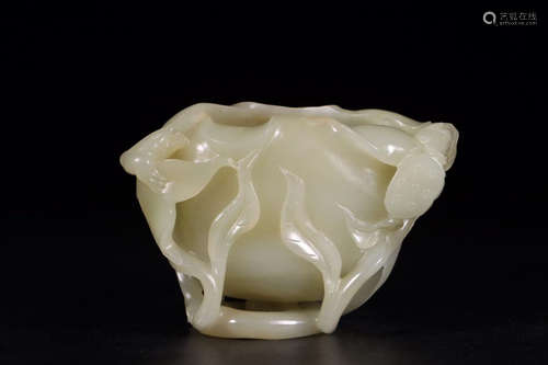 A HETIAN JADE FLOWER ORNAMENT