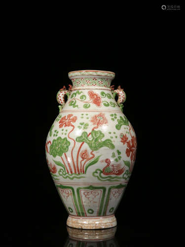 A PORCELAIN VASE WITH LOTUS&LOTUS ROOT PAINTING