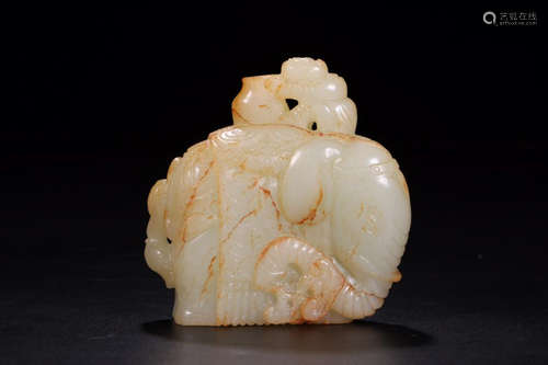 A HETIAN JADE ELEPHANT ORNAMENT