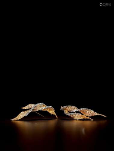 维多利亚时期（VICTORIA） 卷草叶造型胸针一对 18K黄金镶嵌钻石，卷草叶片的造型交汇，精致复古，黄金磨砂工艺的设计，精致典雅，钻石的点缀熠熠生辉、光彩夺目。