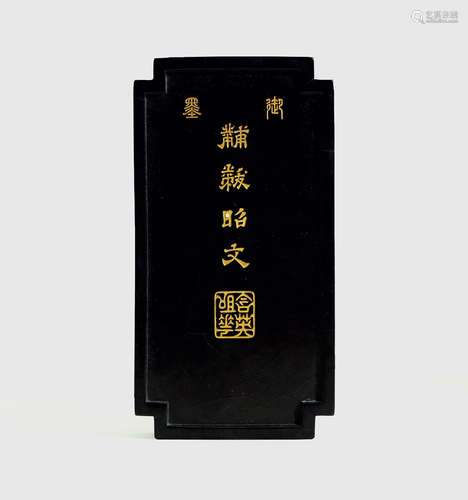 清乾隆·黼黻昭文御墨 说明：亚字形，面篆书“御墨”，隶书“黼黻昭文”，下钤“含英咀华”四字篆书印，俱阴识填金；背绘纺织图；侧署“大清乾隆年制”、“涵光室珍藏”，俱阳识。体硕大，墨质浓黑而泛光泽，质地坚密。