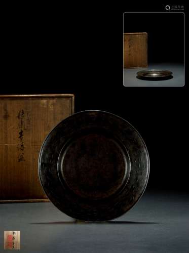 明治晚期·金寿堂二代雨宫宗造铁打出壶承 盒上书：银覆轮。錬铁青海盆。