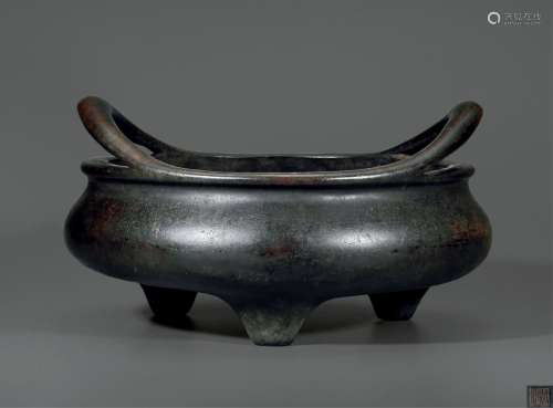 清· “松月侣”款桥耳三足炉 QING DYNASTY A BRONZE TRIPOD CENSER WITH ‘SONG YUE LV’ MARK